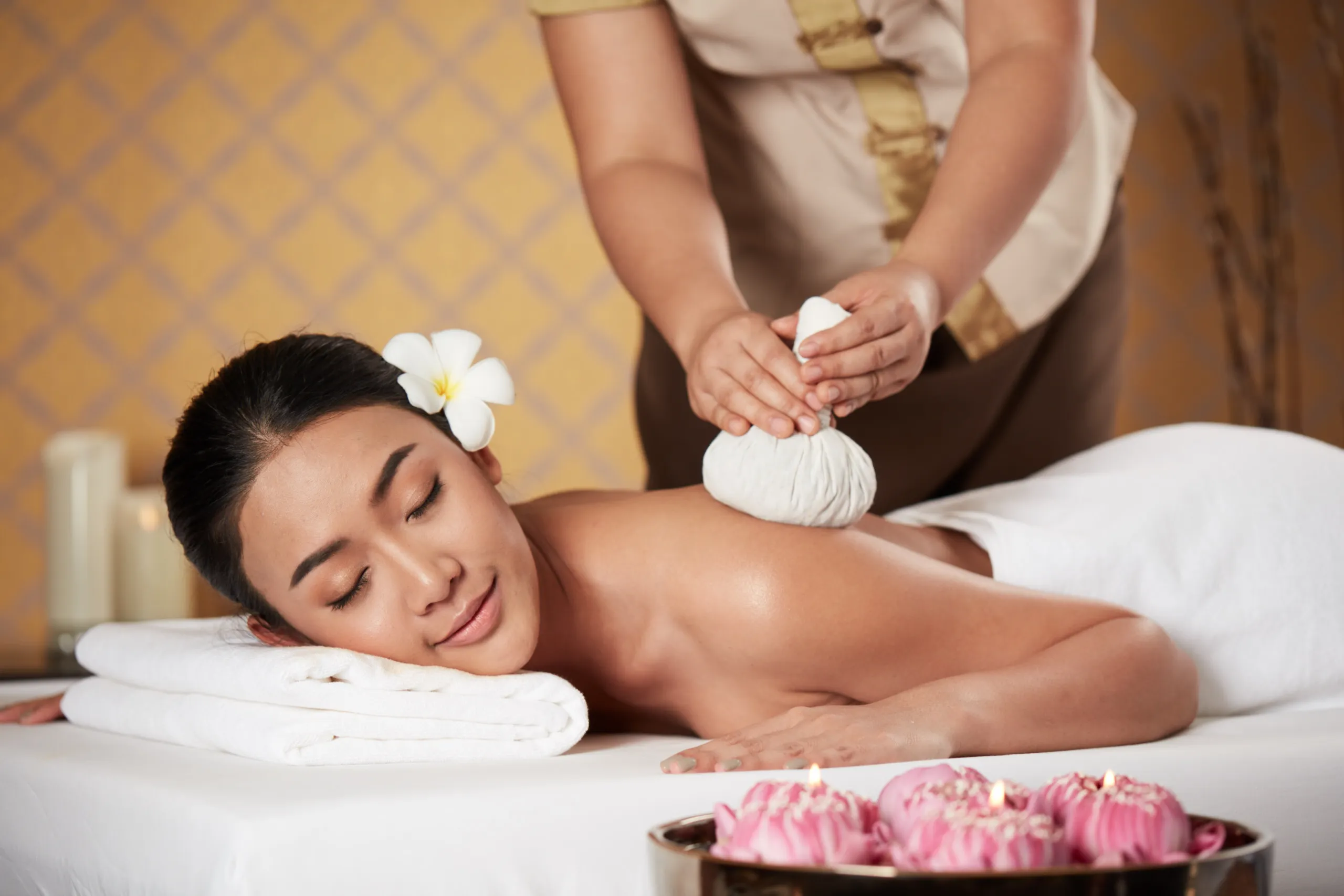 นวดน้ำมันประคบร้อน